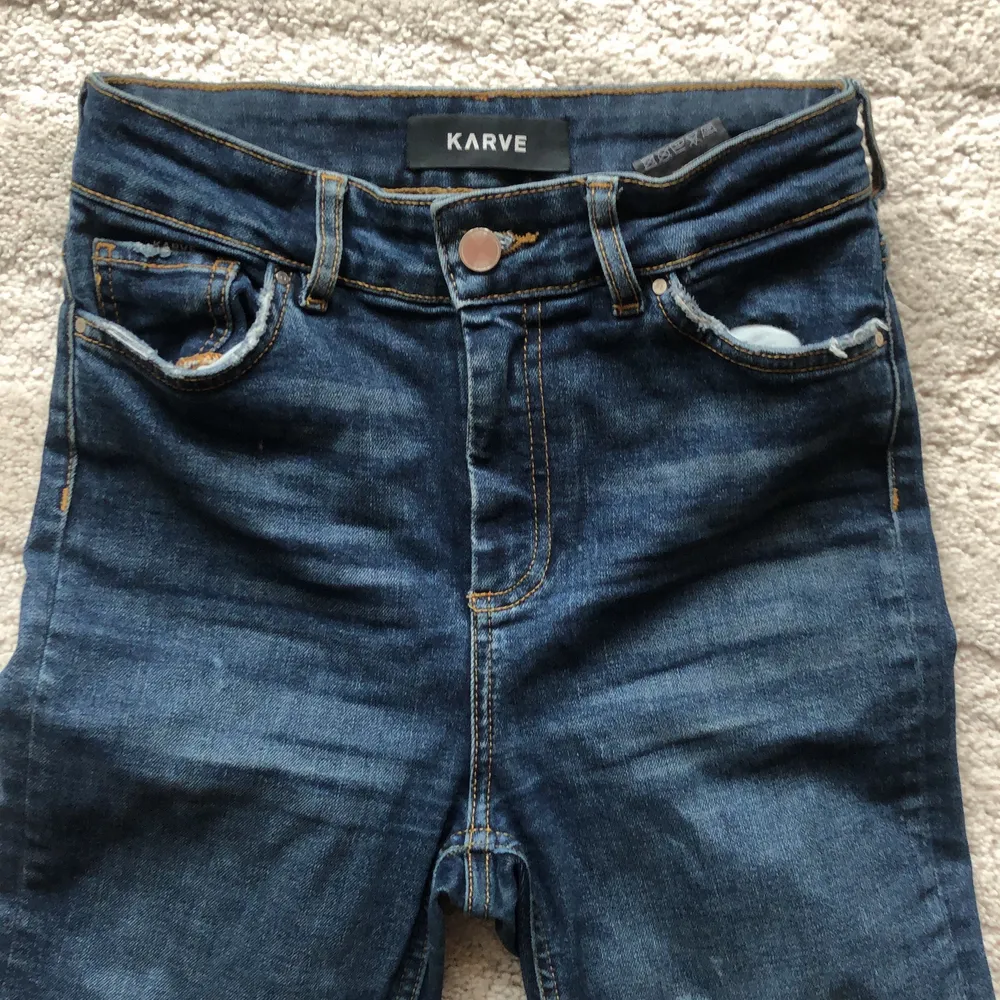 KARVE jeans i mörkblå färg, bra skick. Hög midja. . Jeans & Byxor.