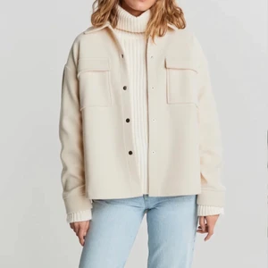 Jacka - Jättefin vårjacka från ginatricot i storlek L. Aldrig använd och är i mycket bra skick. 200kr ink frakt🌸