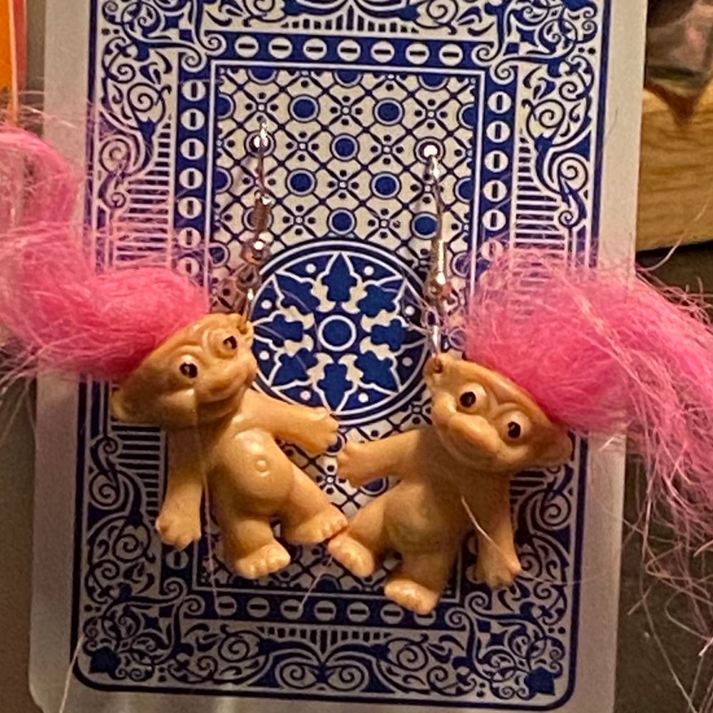 these cute trolls earring are one of my fave things im selling. About the size of a playmobile person (if you know what that is lmao) im having a hard time explaining how big they are but for reference the card they’re hanging on a normal playing card.  . Accessoarer.