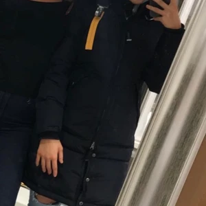 Parajumper longbear blå  - Jag säljer min parajumper longbear i storlek XS, funkar också som S. Väldigt bra skick, kvitto finns! Köpt på johnells. Pris kan diskuteras, kan eventuellt stå för frakten vid leverans av jackan. 