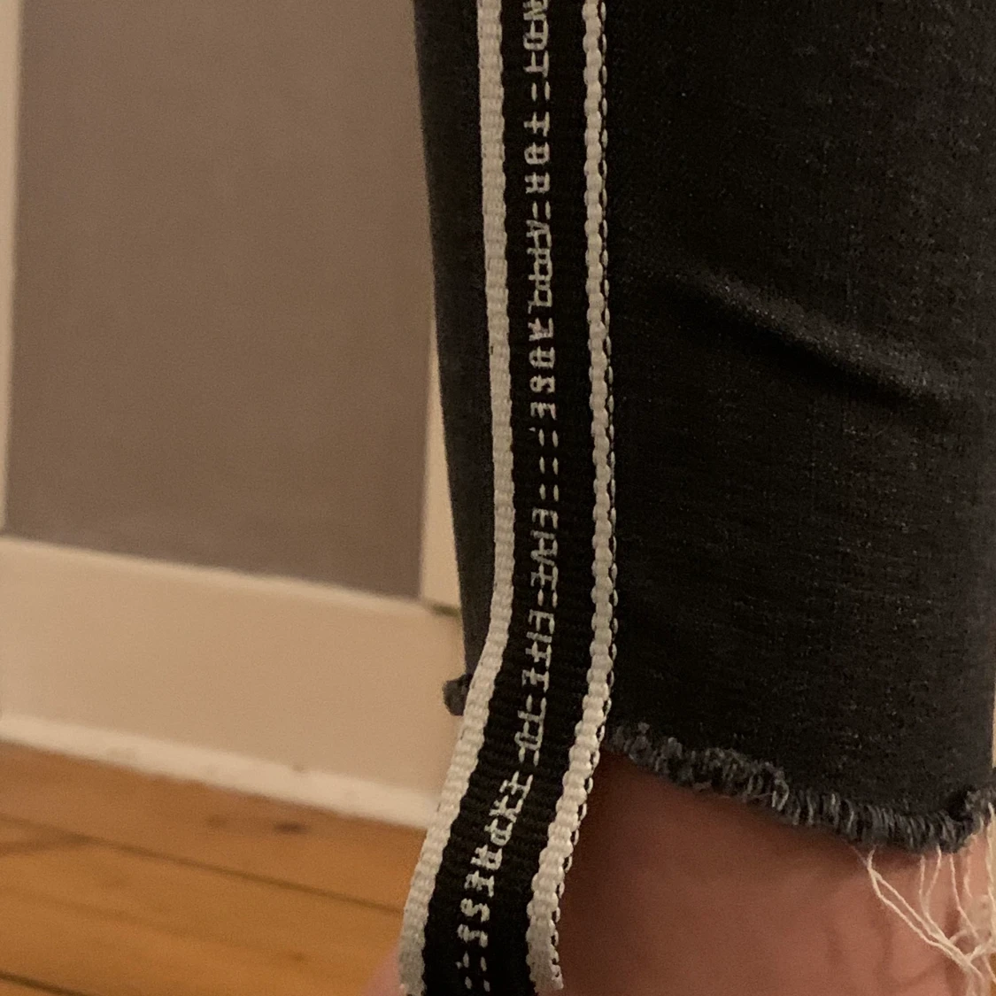Gråa jeans med detalj - 90