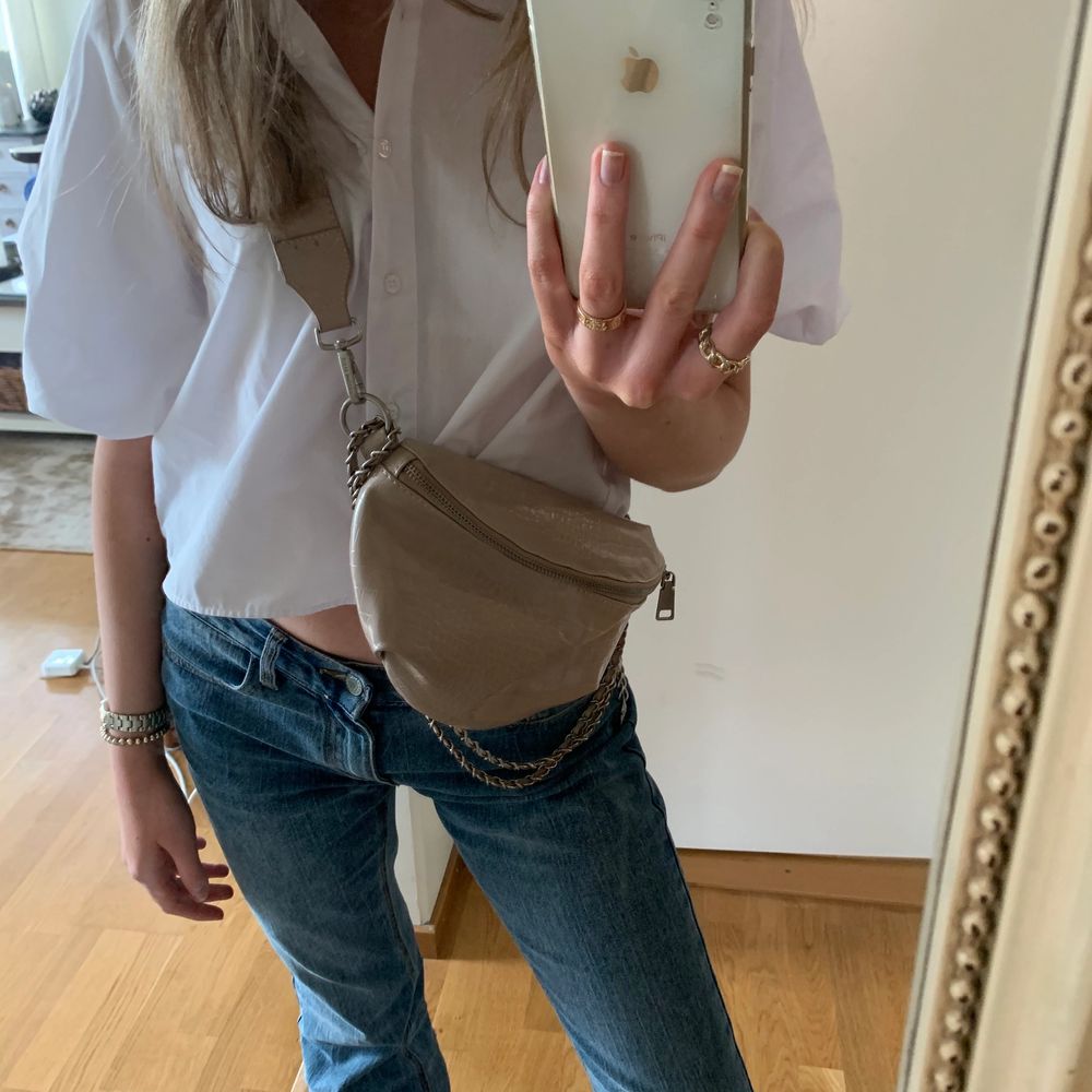 En jätteälskad beige väska från Steve Madden som jag har använt mycket men som ändå är i väldigt bra skick! Köpte den för cirka 900-1000kr och säljer den för 299kr + frakt 💕 Den har ett tjockare band och ett jättecoolt kedjeband. Alla detaljer är i silver och materialet är ett glansigt krokodilliknande mönster 🤩🐊🖤 Öppen för prisförslag!! 💓💞. Väskor.