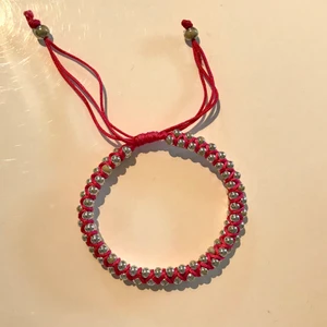 Armband - Oanvänt armband med silverpärlor. Armbandet är flexibelt och storleken kan justeras så det passar ens egna handled  #armband