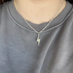 Silvrigt halsband  - 🤍Silvrig kedja med en blixt🤍 I lager: 3 st🤍 60 kr inkl frakt🤍