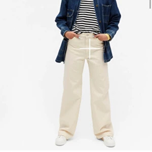 Vita jeans Yoko - Säljer ett par skitsnygga och trendiga vita Yoko jeans från Monki! Säljer för att jag tyvärr har börjat växa ur dem. Är som nya och har inga tecken på användning. Meddela mig för att köpa! OBS: Lånade bilder från Monkis hemsida.