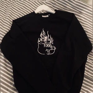 Weekday sweatshirt  - En riktigt cool weekday tröja jag köpte som jag tyvvär inte fick så stor användning för. Storlek XS i herr men passar upp till M på tjej. Väldigt bra skick, bara använd ett fåtal gånger. 