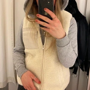 Teddy väst - Intressekoll på min teddy väst från Lindex, aldrig använd! Skriv till min vad du hade kunnat tänka dig att betala för den😃 högsta bud 400