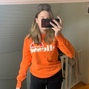 Ellesse tröja - Säljer denna tröjan från ellesse som bara är använd ett fåtal gånger och därav i väldigt bra skick! Tröjan är i ett tjockare material än vad som visas på bild, om fler bilder skulle önskas så är det bara att säga till :) Köparen står för frakten! 