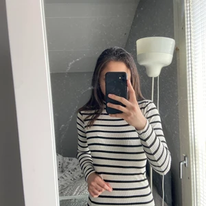 Randig klänning - Jättefin stretchig klänning som går precis över knäna på mig som är 167 cm lång. Kommer tyvärr inte till användning. Priset kan diskuteras