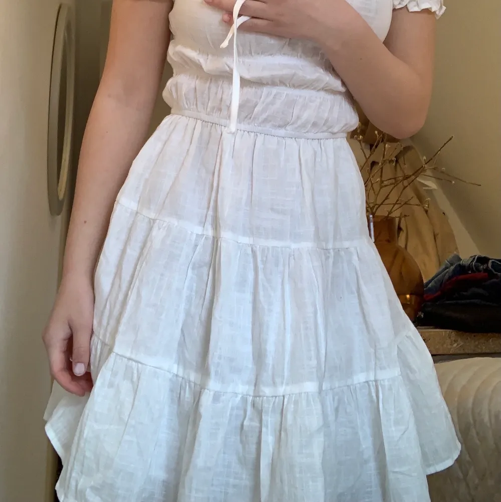 Jag säljer den här vita klänningen för 80kr. Fint skick, nästan oanvänd! Den är ganska genomskinlig. Storlek xs. Om många är intresserade gäller budgivning! Priset går att diskutera💕. Klänningar.