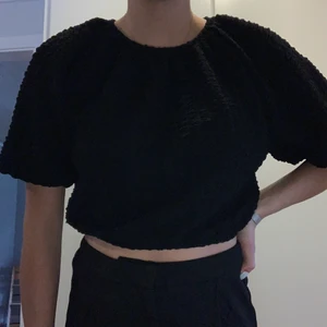 Cropped tröja  - Lite resor i armar och mage, väldigt mjuk i materialet. Aldrig använd 