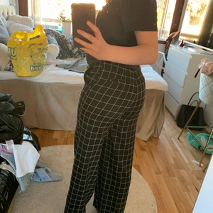 as balla kostymbyxor NAKD - 🐯 balla kostymbyxor från NAKD i storlek 34, passar mig som 170 men skulle passa någon som är längre också (säljer pga för små i midjan på mig). säljer för 50 kronor + frakt) spårbar frakt 🐯