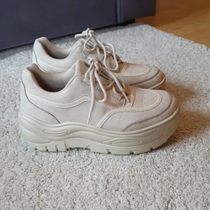Chunky sneakers - Chunky sneakers med platå från din sko. Inte använda mer än en sommar, men har lite märken av användning främst på insidan av skorna som troligtvis går att ta bort.