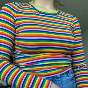 Monki färgglad tröja strl S - Regnbågsrandig långarmad tröja från Monki! Helt oanvänd. Strl S. Jätteskönt material och mycket bra passform! Köparen står för frakten annars kan jag mötas upp i Göteborg :) 🌈🌈