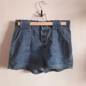 Jeansshorts  - Superfina jeansshorts med knappar. 