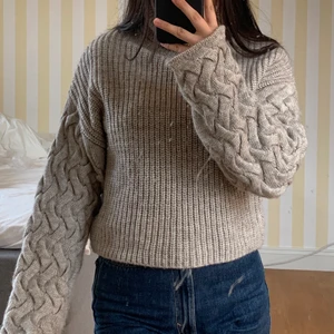 Stickad tröja - Säljer denna fina tröjan från NAKD som inte kommer till använding. Går att vika polon som på andra bilder (två gånger) eller som på tredje bilden (en gång). Nästan oanvänd, fraktar eller möts upp i göteborg. Nypris 550kr