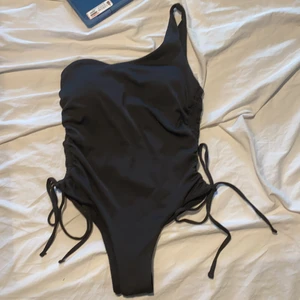 Svart baddräkt  - Helt ny baddräkt köpt från shein men som var för liten. Aldrig använd endast testad och den går att justera så midjan blir snatched👌👌
