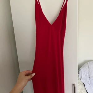 Balklänning - Så som på bilderna exakt så ser den ut förutom att den är röd! Så skön material ALDRIG använd pågrund av jag inte hade en bal... prislapp är kvar. S/M