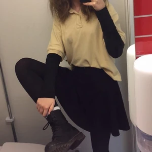 Fila vintage - najs fila tröja i ljusgul färg. köpt på secondhand men i bra skick. står L i den men eftersom den är klippt passar den bra på mig som vanligtvis har S!