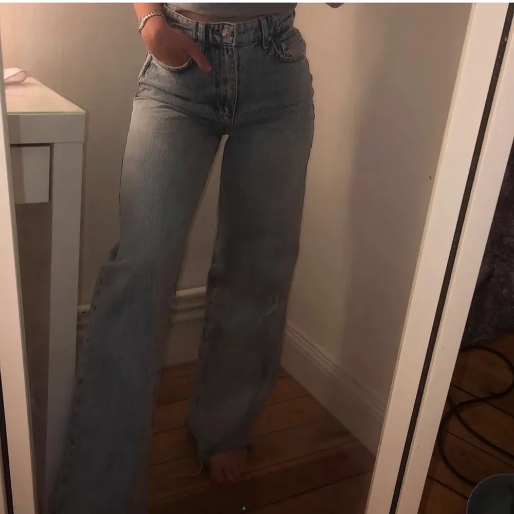 Ett par supersnygga jeans från Gina, använda 3 gånger säljer pga jag rensar garderoben. jag är 163cm lång och dom är lite för långa för mig.. Jeans & Byxor.