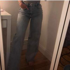 Ett par supersnygga jeans från Gina, använda 3 gånger säljer pga jag rensar garderoben. jag är 163cm lång och dom är lite för långa för mig.