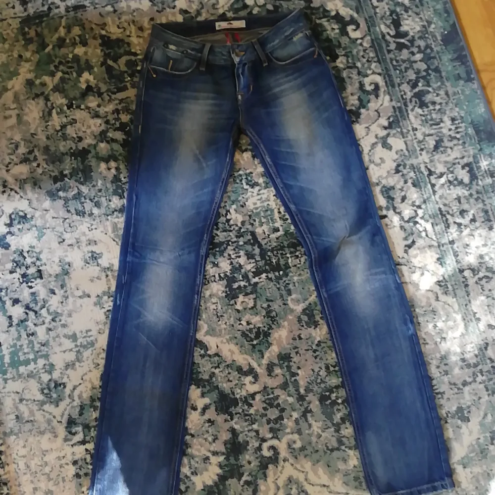 Snygga vintage bootcut jeans från märket Fornarina, slitna detaljer på fickor fram och bak, sköna jeans med strech. . Jeans & Byxor.