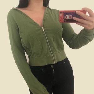 Kort grön kofta - 🪞kort grön kofta. V-ringad med luva och fickor. 🪞5/5 skick 