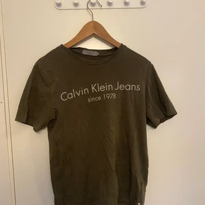 Calvin Klein T-shirt  - T-Shirt från Calvin Klein, skick 8/10, storlek S