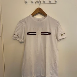 Glorious Gangsta T-shirt - T-shirt från Glorious, skick 8-10, storlek S