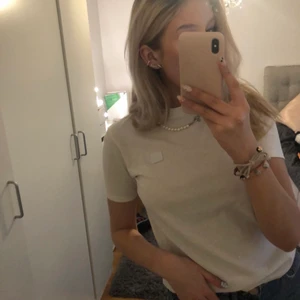Acne-tshirt - Säljer min tshirt från Acne. Storlek S i damstorlek. Liten reva vid nacken som andra bilden visar.🤍tveka inte att höra av dig om du har någon fråga!