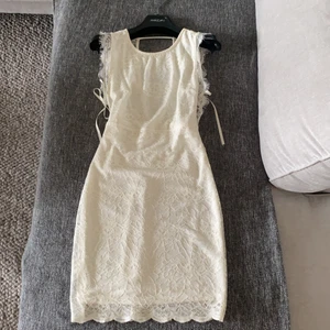 Vit klänning  - Vit spets klänning, sitter jätte fint på kroppen och är lite öppen i ryggen Säljer den då jag tycker den är lite för kort på mig som är 175