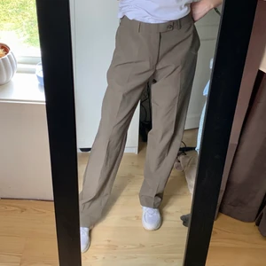 Bruna kostymbyxor🤎 - Supersnygga, oanvändna bruna kostymbyxor🤎. Perfekt passform enligt mig, något stora i midjan på mig men går enkelt att sy in eller använda med skärp. Storlek 33-34 herr, sitter snyggt oversized på mig som är en S! 250kr exkl frakt