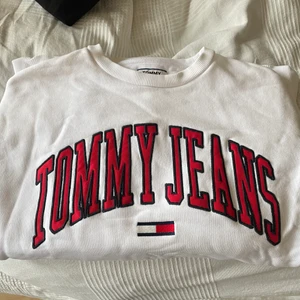 TOMMY JEANS sweatshirt strl S - Sweatshirt i nyskick, knappt anvönd då den var för liten. Trendig fit.