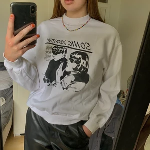 Vintage sweatshirt - En vit sweatshirt med lite högre hals! Svinsnygg verkligen🤍 Storlek M 200kr exkl frakt 