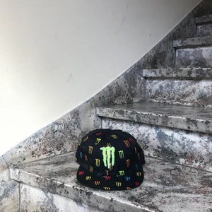 Monster keps  - Monster keps med massa olika färger på. Kepsen är ej justerbar och finns 3x strl: 55cm och 1x strl: 56cm 💚💚💚