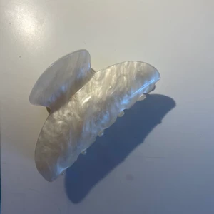Hårklämma - Fin vit hårklämma, nyskick! Skriv för mer info, postar för 13kr