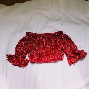 Prickig croptop - Supersöt off shoulder croptop med vita prickar och volang på ärm. Kan mötas på/nära Lidingö alt. Skicka. Köparen betalar frakt :) 