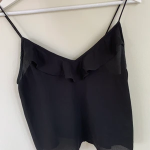 Svart linne med volanger - Linne från Gina i storlek xs. Köparen står för frakt men kan mötas upp i Stockholmsområdet 