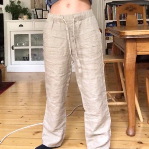 Linnebyxor  - Linnebyxor från mango! Jag köpte dom här på plick, inte använda mycket alls och Inte genomskinliga. Jag är 160cm och dom är långa på mig. Säljer vid bra bud:) buda i kommentarerna BUDA EXKLUSIVE FRAKT                          Köp direkt för 450kr
