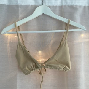 Beige bikini - Säljer detta tredelade bikini-setet! Består av en överdel & två underdelar som man kan skifta mellan. Aldrig använt och säljs då det tyvärr var för litet🌟