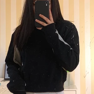 Tröja - Skitcool sweater som är svart, men insidan av armarna är gråa. Möts upp eller fraktar