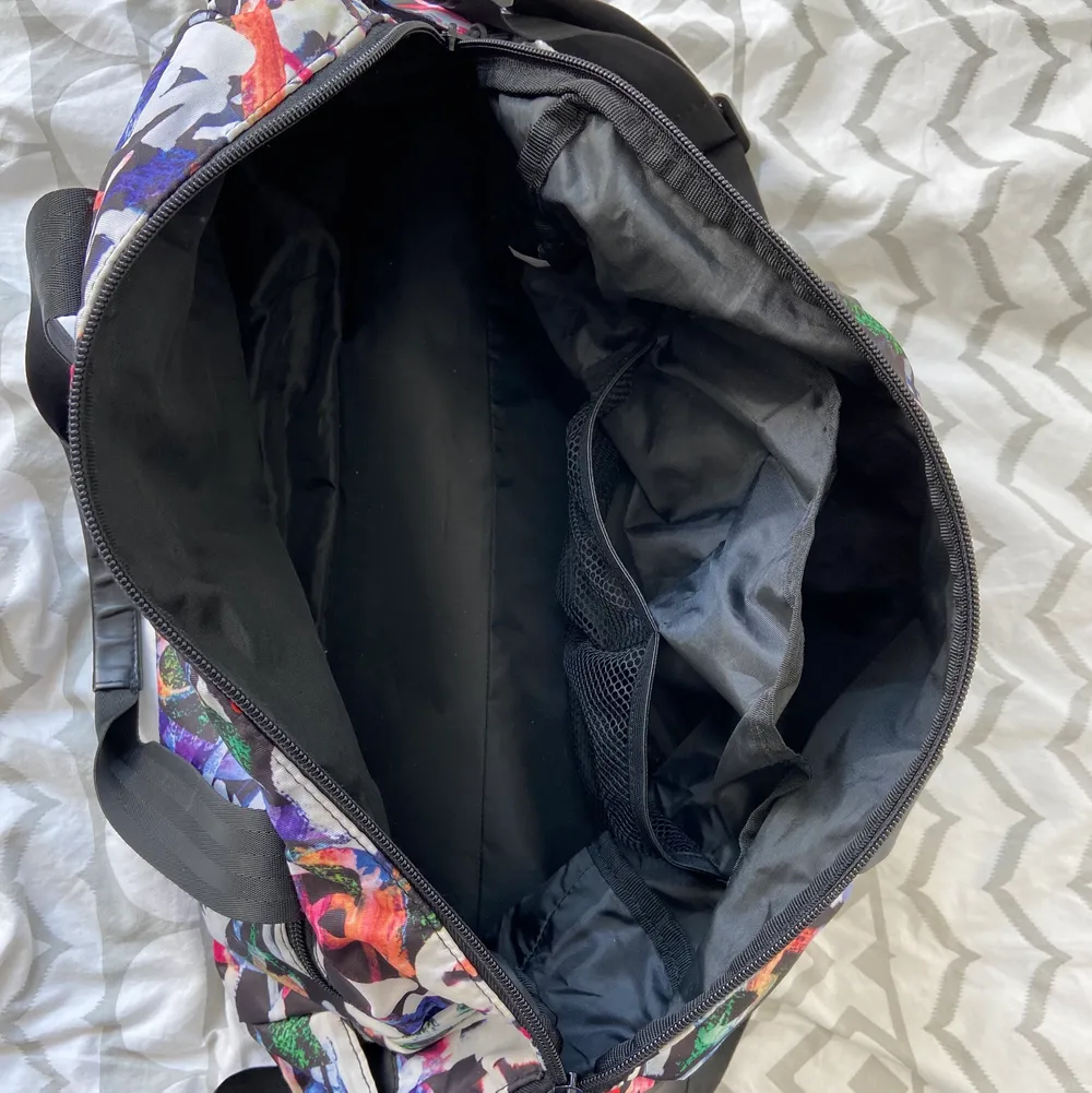 Colorful big gym bag from team sportia. Has many pockets and two different handles (however one is a bit cut but can still be used). . Väskor.