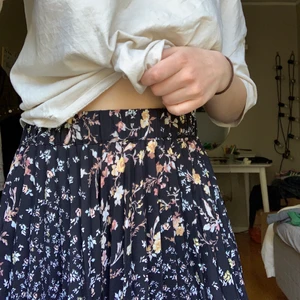 Blommig kjol  - Blommig kjol från Gina 