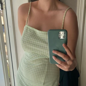 Grön klänning - Grön/vit rutig sommarklänning. Skönt material och mjuk❤️  har en liten slits vid knäet. Storlek L i barnstorlek så sitter som en S-M på mig som är S