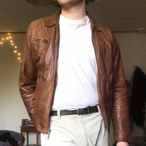 Läderjacka från Nudie - Köpte denna jackan ungefär 2/3 år sedan för 3299kr. Användes inte mycket då och inget alls nu på senaste året. Bra skick och skitsnygg! MEDIUM i storleken.