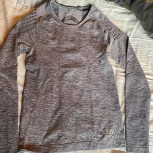 Iciw träningströja  - Grå träningströja med fina detaljer vid axlarna.  Använd en gång och sedan tvättad.  Är storlek xs men jag tycker även att den passar till s/m, då sitter den lite taigt. Köpare betalar frakt 