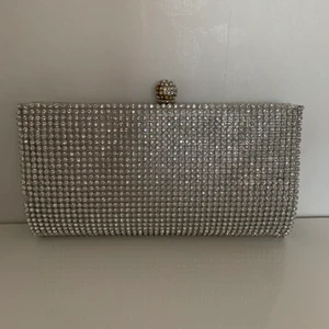 Axelväska  - Säljer denna axelväska då jag inte använder den längre. Har fått en liten skada på knappen. Säljer för 49kr