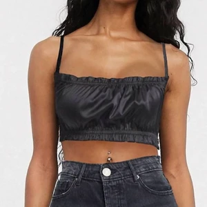 Topp  - Knytning bak och siden tyg🥰 jättefin topp som jag inte får användning av och aldrig använd! 🌸 100kr köparen står för frakten 💕 storlek 40 men passar mindre och större storlekar. Nypris 300kr köparen står för fraktkostnaden 