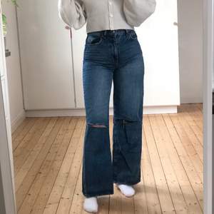 Raka/vida jeans från Gina Tricot i modellen Idun. Blå färg med hål i knäna. Superfina men använder aldrig. Är 169cm lång. 