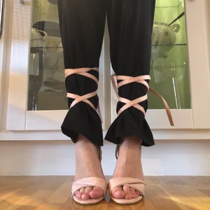 Rosa klackar 🌸💗 - Säljer dessa sköna klackar från Stephen (köpta från Zalando)!   Går att knyta som jag har gjort på bilden över ett par byxor eller bara på bara ben!! Så snygga till sommaren!!!💗 FINT SKICK!!! Frakt tillkommer på 66kr därav det låga priset, allt ska bort! 